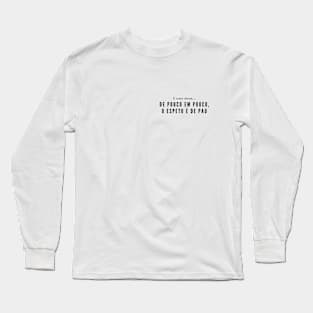 De pouco em pouco, o espeto é de pau - Classic brazilian proverb Long Sleeve T-Shirt